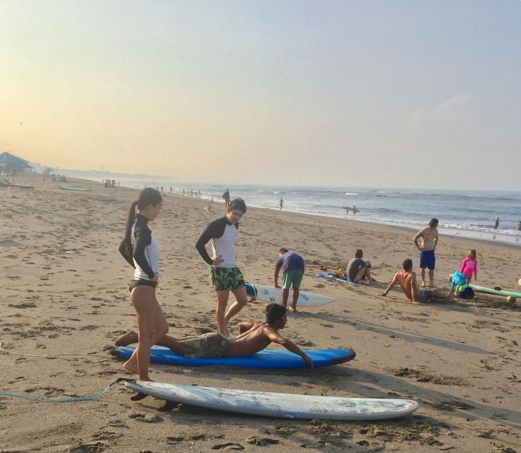 Belajar Surfing di Pantai Canggu