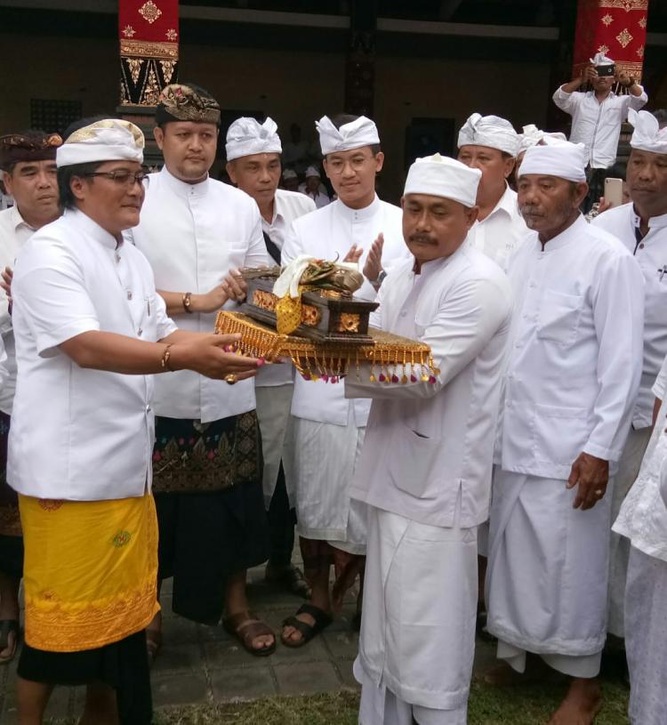 Bupati Giri Prasta Resmikan, serahkan Purana 2 Pura Di Canggu.