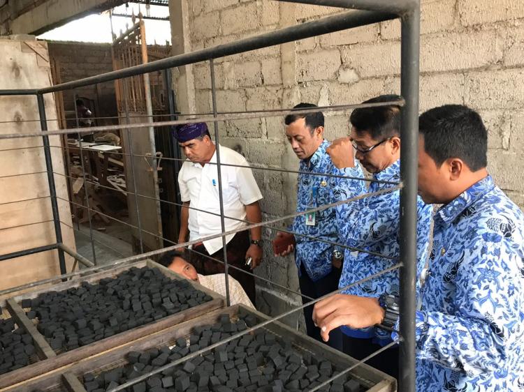 Camat Kuta Utara kunjungi usaha briket
