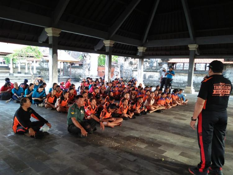 Destana Desa Canggu melaksanakan kegiatan bersih - bersih pantai