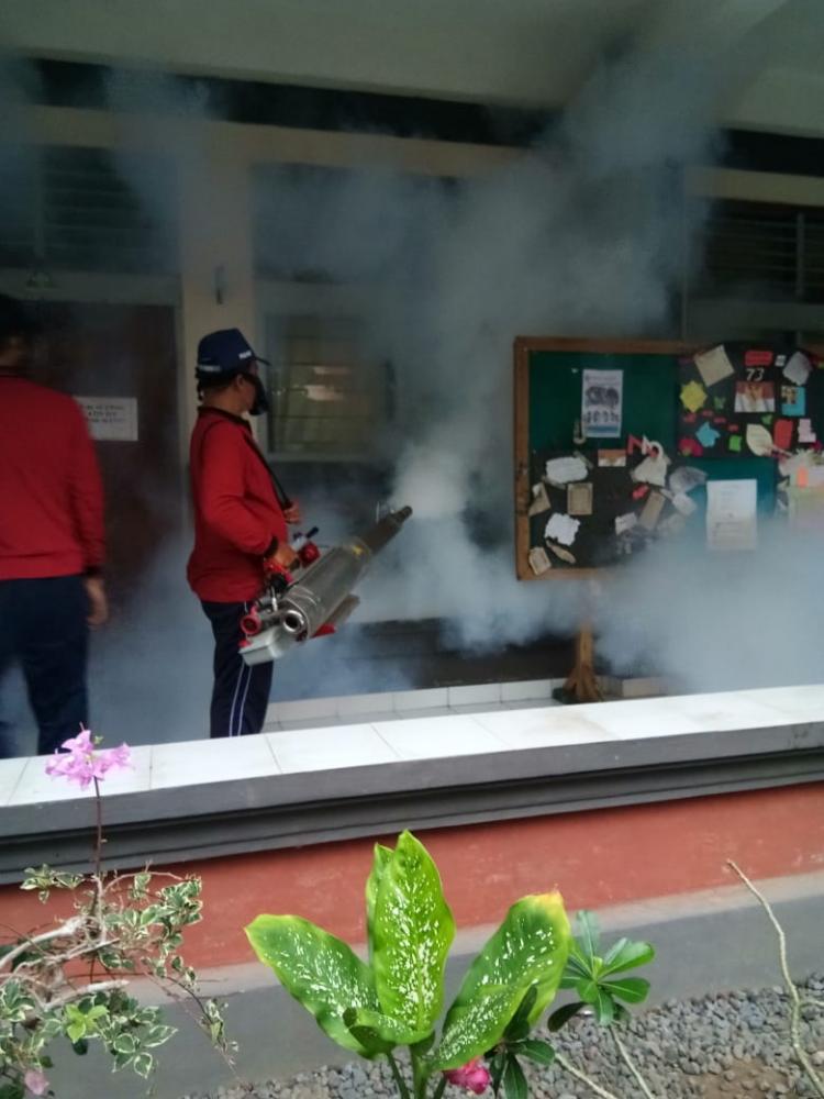 Fogging di SMPK Thomas Aquino,  Padang Tawang