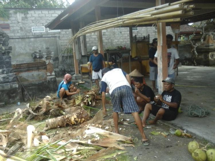 Gotong Royong di Pura Dalem Wates