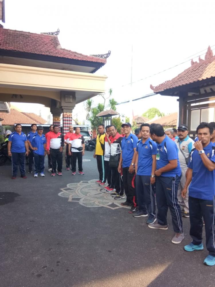 Jumat Krida, staf Desa Canggu jalan santai