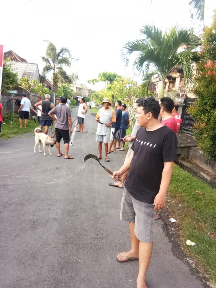 Kegiatan kerja bakti membersihkan lingkungan