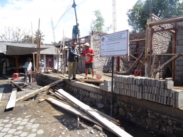 Kunjungan Bapak Perbekel Desa Canggu Ke Rumah Warga Penerima Bantuan Bedah Rumah RTM
