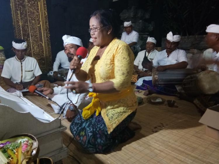 Megita santi di Pura khayangan jagat Batu Bolong Canggu