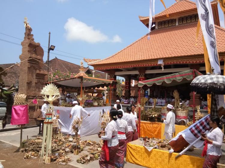 Melaspas Pelinggih  , Wantilan  dan Candi Bentar di Pura Dalem Wates