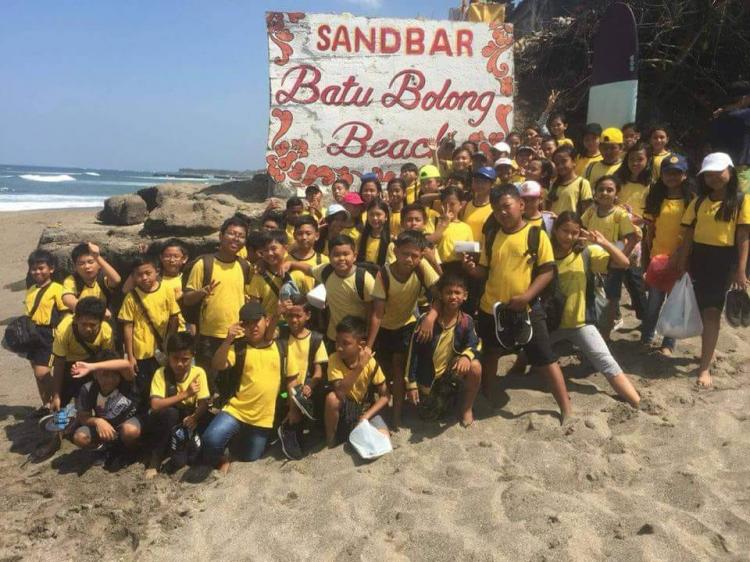 Melatih kemampuan berbahasa Inggris di pantai Batu Bolong