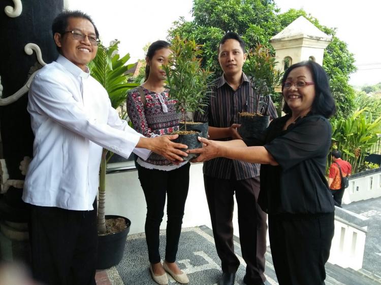 Memperingati Hari Bumi dengan membagikan pohon