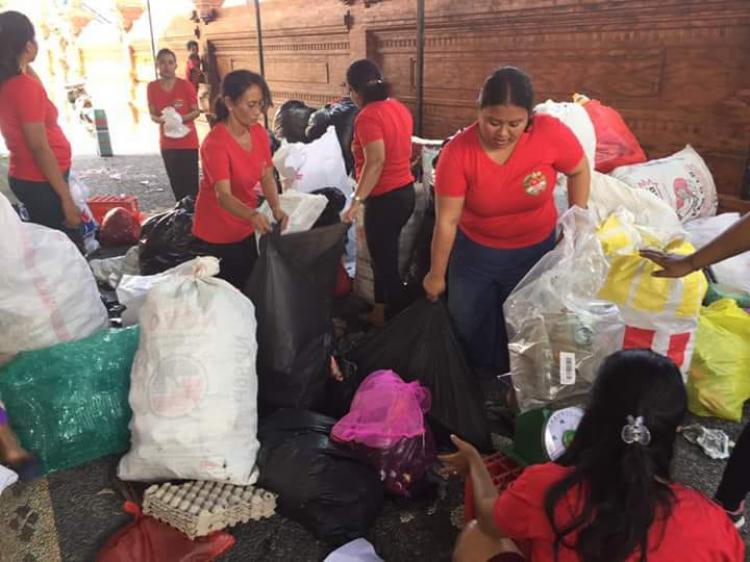 Menuju Badung bebas plastik, bank sampah Santhi Pertiwi dibentuk.
