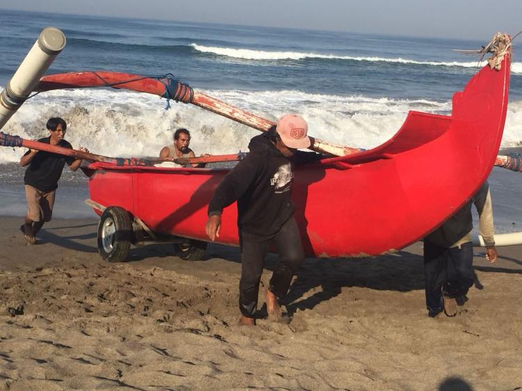 NELAYAN TRADISIONAL DI TENGAH WISATA CANGGU