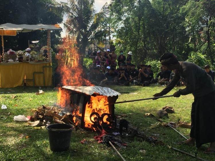 NGABEN, TRADISI  IKLAS UMAT HINDU KEPADA ORANG YANG TELAH MENINGGAL