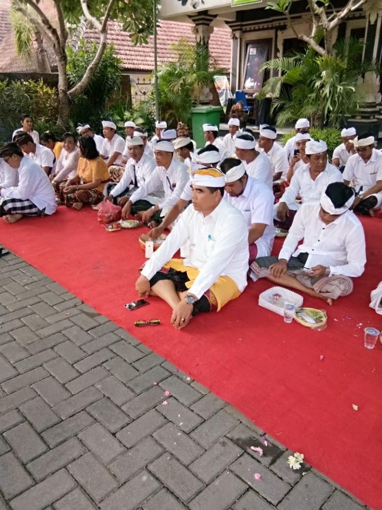 Odalan Jelih di Padmasari Kantor Desa Canggu