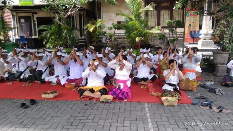 Odalan di Padmasari Kantor Desa Canggu