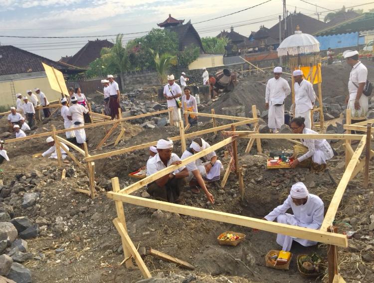 PEMBANGUNAN PURA PUSEH BANJAR ADAT PADANG LINJONG DESA CANGGU DIPERKIRAKAN MENGHABISKAN BIAYA 6 MILIAR RUPIAH