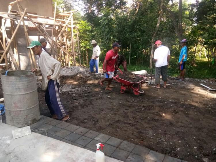 PEMASANGAN PAVING DI HALAMAN PURA DALEM TEPI SIRING WARUNG , BANJAR BABAKAN CANGGU