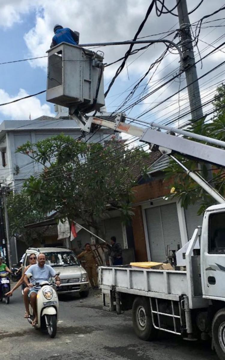 PERBAIKAN LAMPU PENERANGAN JALAN UMUM DI BR. PADANG LINJONG