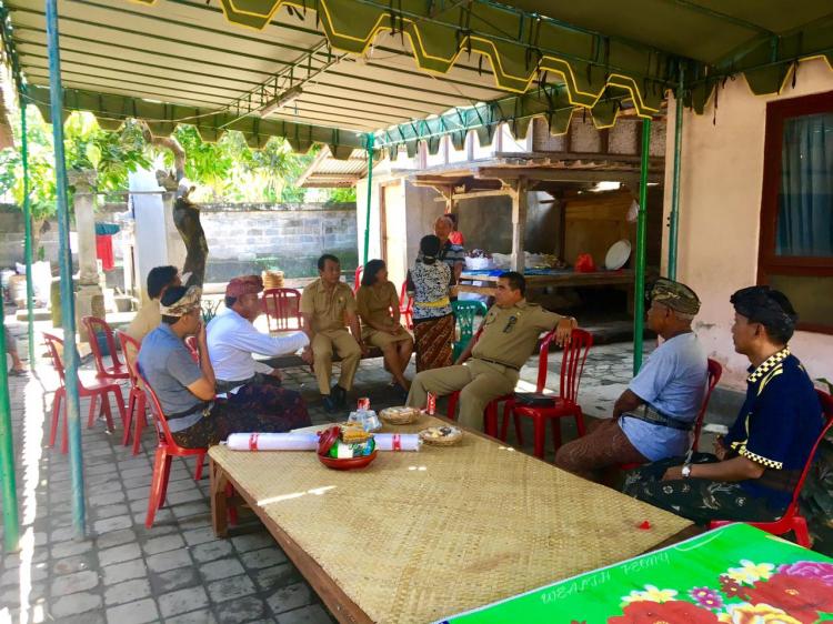 Perbekel dan Perangkat Desa Canggu. Melayat di Rumah Duka Bapak Nengah Suarya