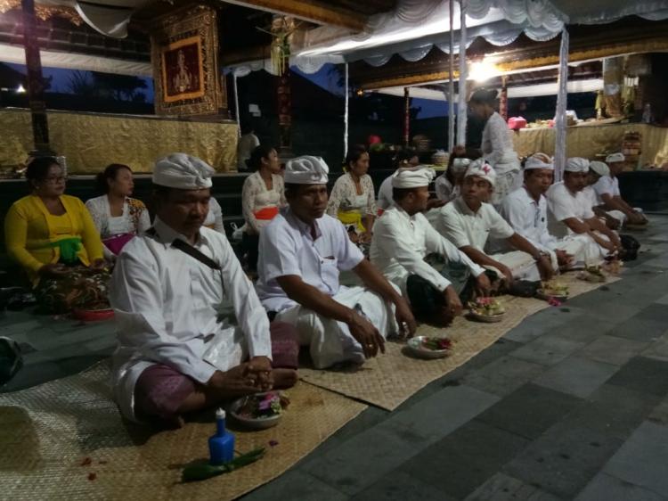 Persembahyangan Prejuru Desa Adat Canggu di pura dalem penataran Canggu