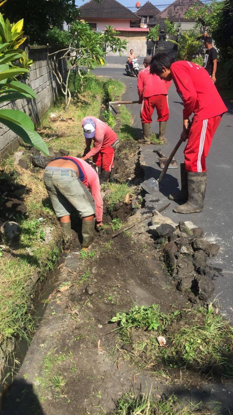 Petugas PUPR Memperbaiki Senderan  Jalan Subak yang rusak