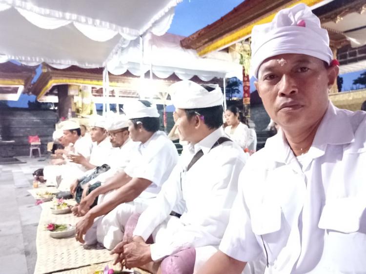 Prejuru DAC tangkil di Pura khayangan jagat Batu Bolong Canggu