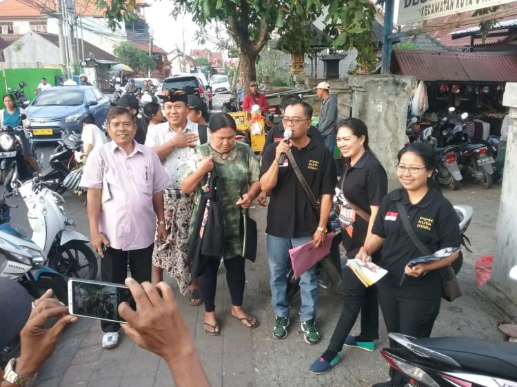 Sosialisasi Gerakan Melindungi Hak Pemilih di pasar Canggu
