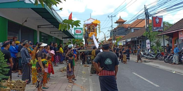 Tradisi Kelayu Sekar di Canggu