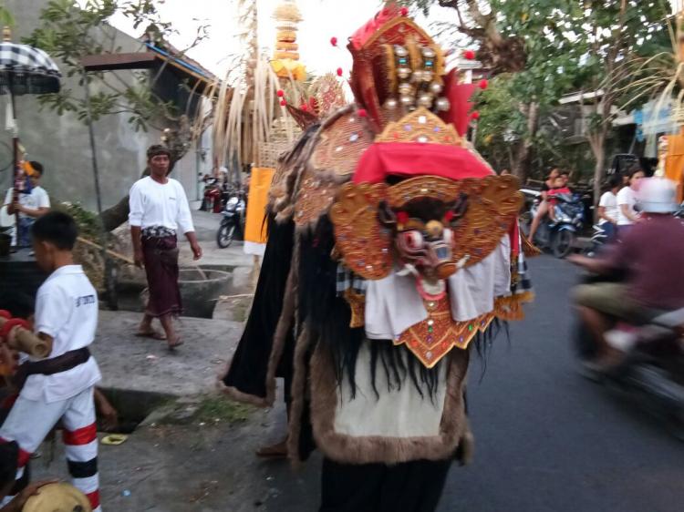 Tradisi Ngelawang Bakti Ring Leluhur