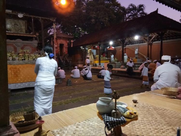 Upacara  tumpek wayang di Pura Dalem Tepi Siring Warung