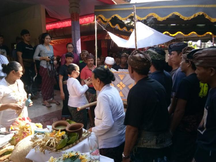 Upacara nyiraman layon