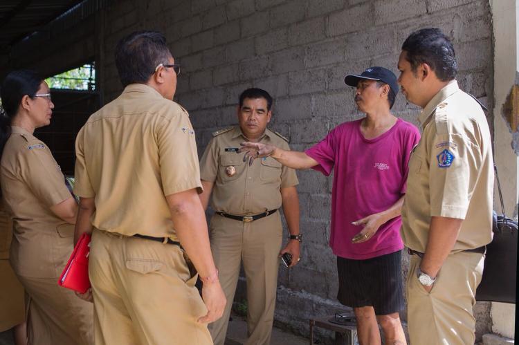 Usaha pembuatan briket dari serbuk kayu di Banjar Padangtawang mendapatkan kenjungan resmi dari Dinas OPD kabupaten Badung