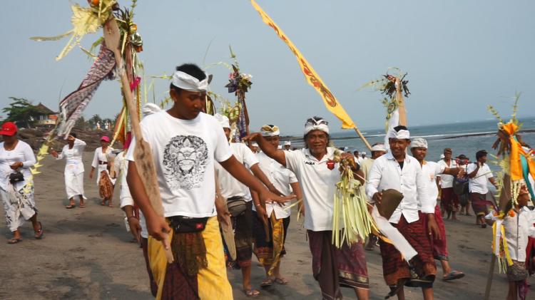 Pementasan Tari Baris Kelemat pada saat Piodalan Pura Nelayan di Pantai Seseh, Desa Cemagi