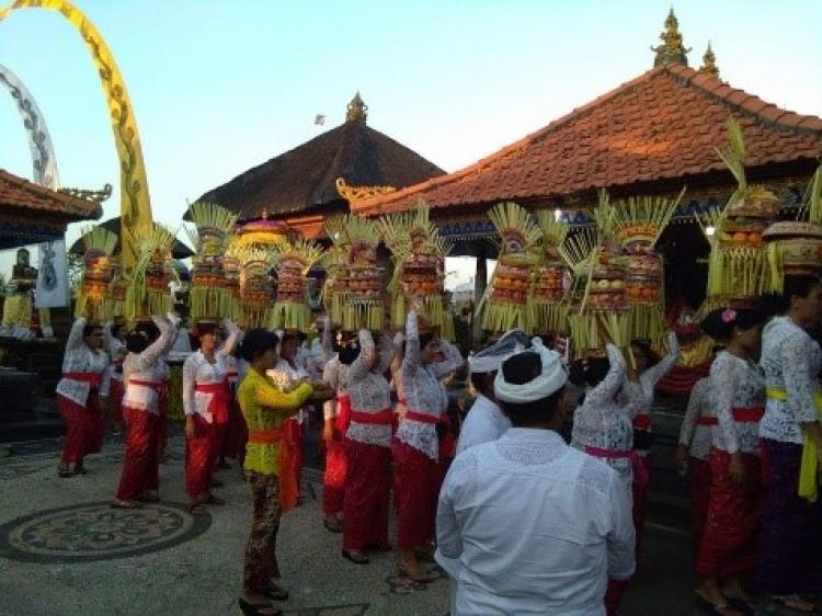 6 BANJAR MAPEED KE PURA DESA DAN PUSEH