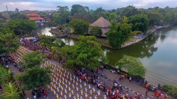 730 penari Rejang  membuka Lomba Bleganjur Se-Kecamatan Mengwi