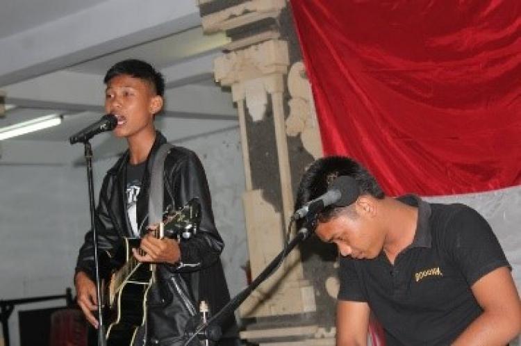 Bonut (bogel & gendut) musisi atas papan Br. Babakan kangin menghibur masyarakat Br. Babakan kangin lewat suara emasnya