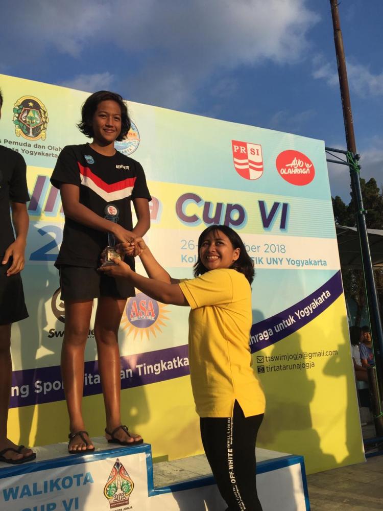 Dinda Atlet Renang Asal Desa Gulingan Kembali Raih Emas di Yogyakarta.