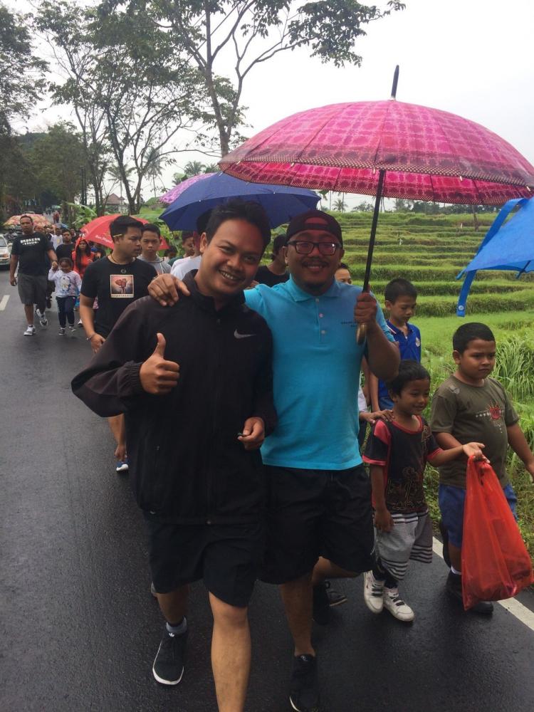 Gerimis, tak menyurutkan antusias masyarakt untuk jalan santai