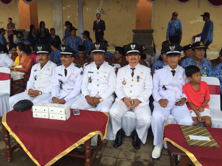 Hujan Mengguyur Upacara Penurunan Bendera Perbekel Gulingan Tetap Semangat