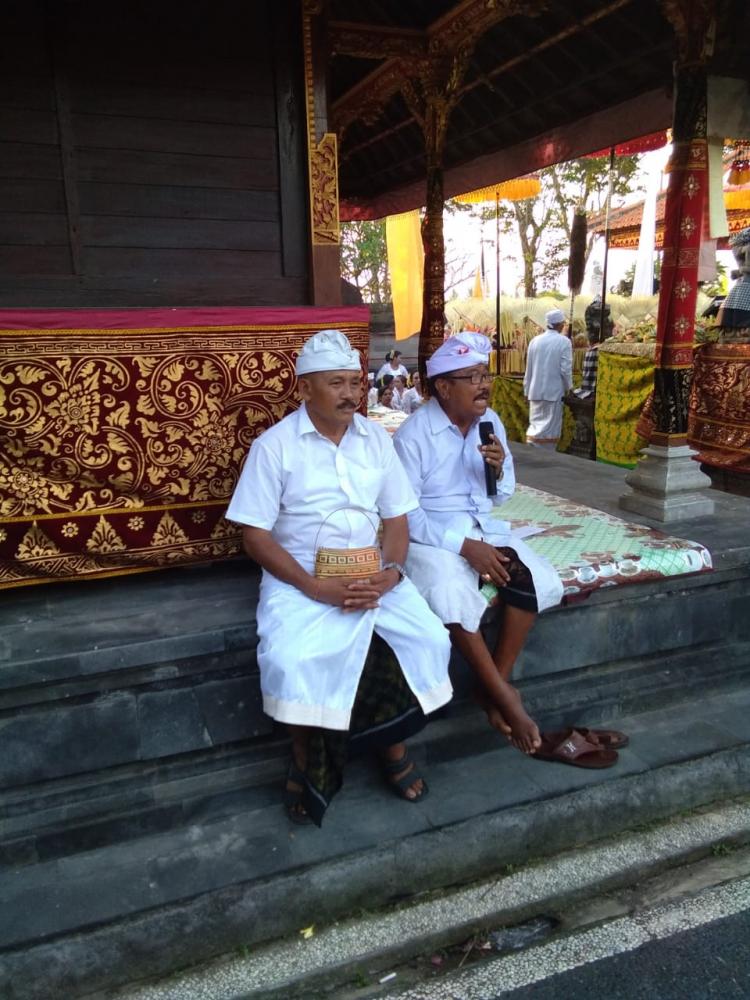 KEBERSAMAAN PERBEKEL GULINGAN DENGAN BENDESA ADAT