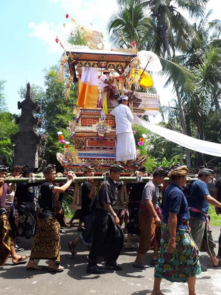 Krama Agung Banjar Lebah Badung Ngayah Banjar Di Pengabenan