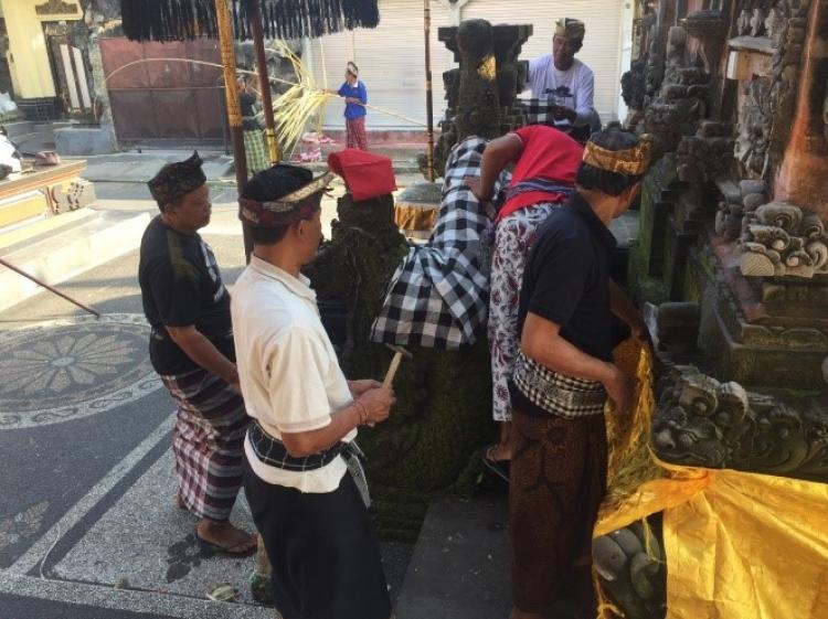 Krama Banjar Babakan Kawan disibukkan dengan Persiapan Piodalan di Pura Bhagawan Penyarikan
