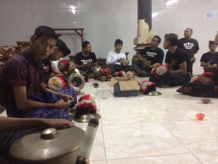 Latihan rutin sekha gong sekar jaya br.babakan kangin, gulingan