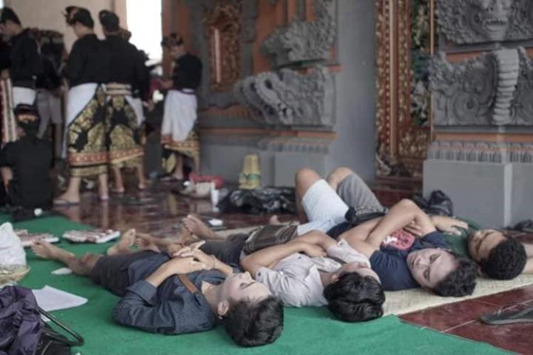 MENUNGGU GILIRAN UNTUK MEPAYAS