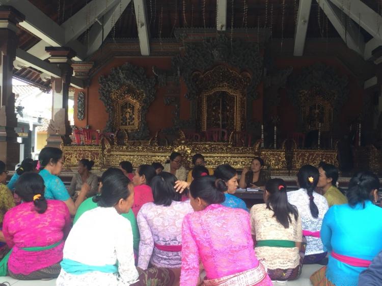 Manis Tumpek, Balai Banjar Babakan Kawan dipadati oleh Ibu-Ibu PKK