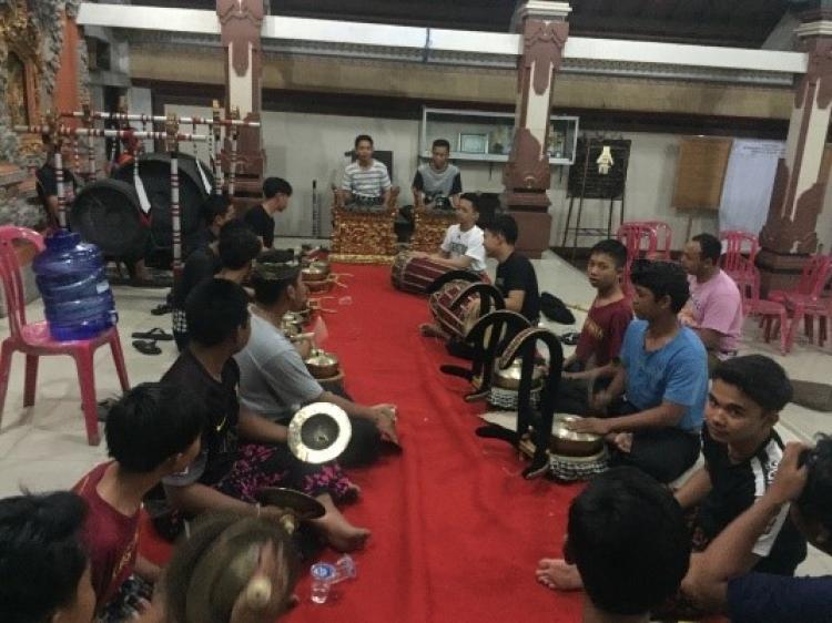 Mengisi Waktu Luang Sekaa Teruna Tunas Harapan Latian Baleganjur