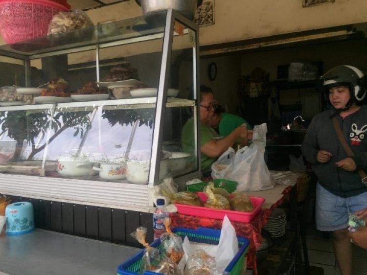 Mengunjungi Objek Wisata Pura Taman Ayun Tak Lengkap Tanpa “Nasi Campur Khas  Ibu Iluh”