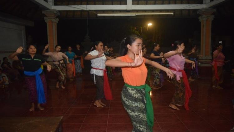 Menumbuhkan Bakat PKK Banjar Ulun Uma Wedan Rutin Latihan Menari Setiap Hari Sabtu