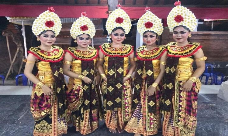 Ngaturang !!! Sanggar Seni Guna Budaya Sekaa Truna Tengah Gulingan mementaskan Tarian Sisya Jegeg.