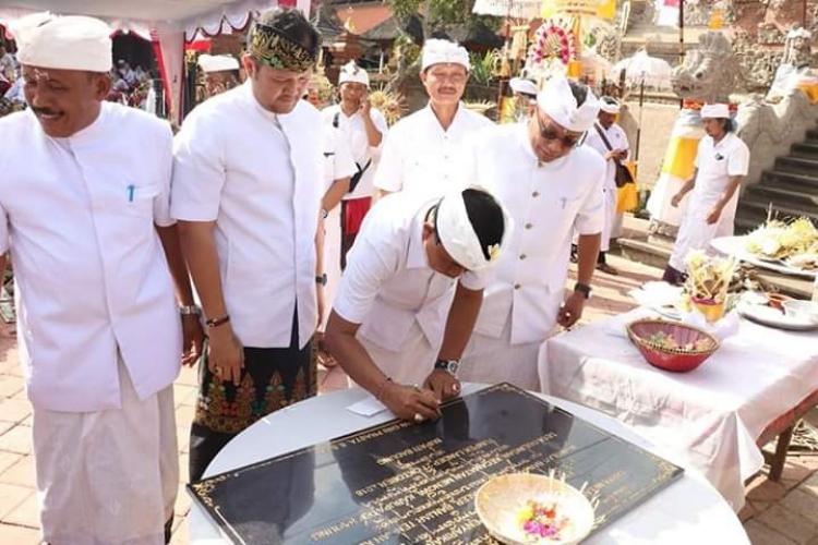 PERBEKEL GULINGAN DAMPINGI MENANDATANGANAN PRASASTI