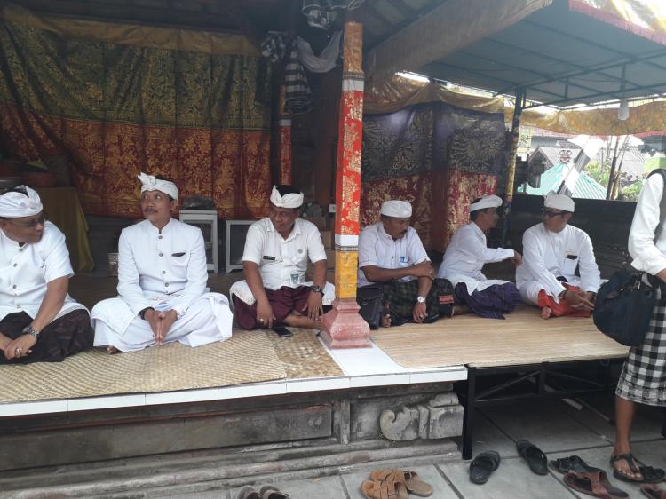 PERBEKEL GULINGAN SEMBAHYANG DI PURA AGUNG